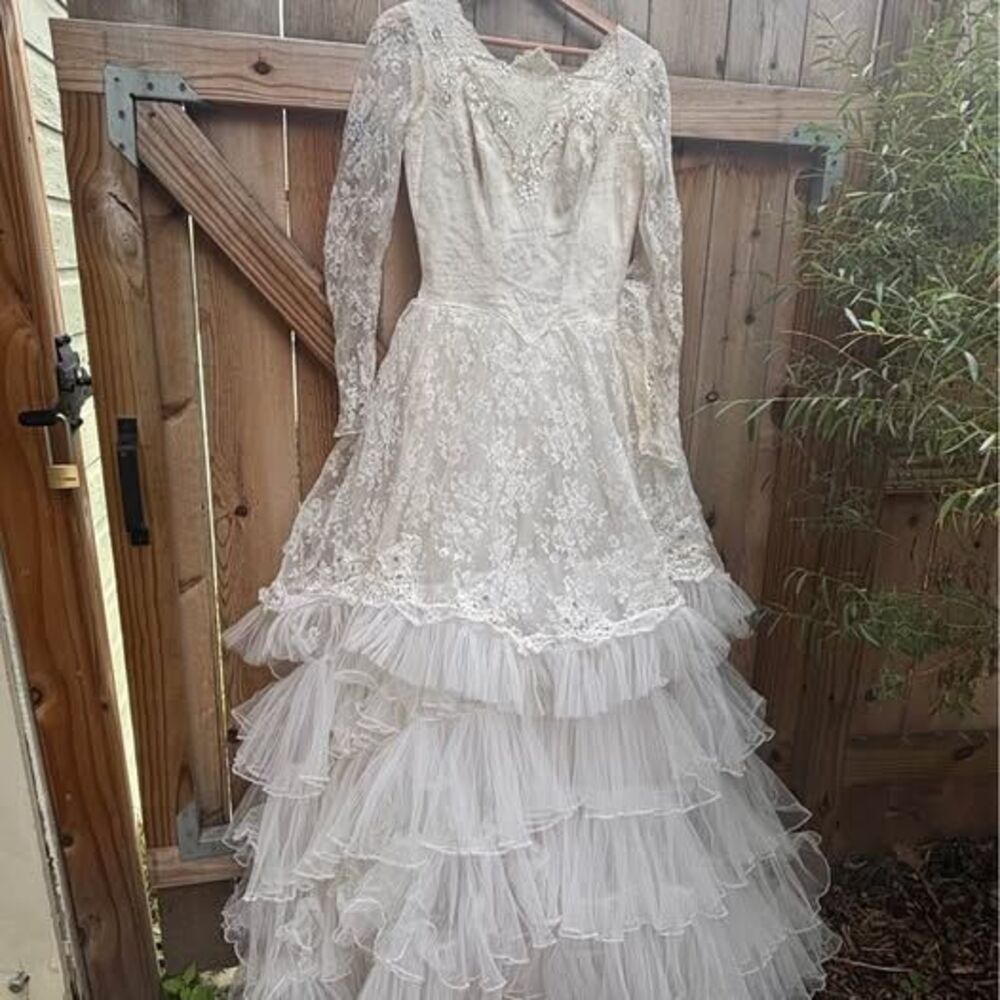 Vintage ruffle wedding dress medium
